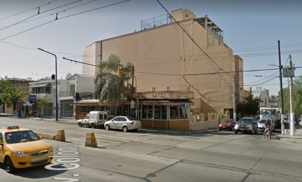 Edificio amarillo con letrero 