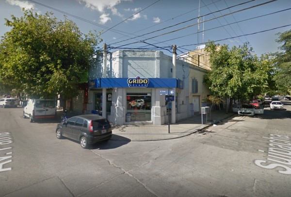 Edificio blanco con azul, 