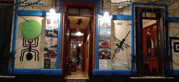 Entrada de Punta Sal con puertas abiertas y decoración azul, verde y negra, incluyendo arañas y estrellas.