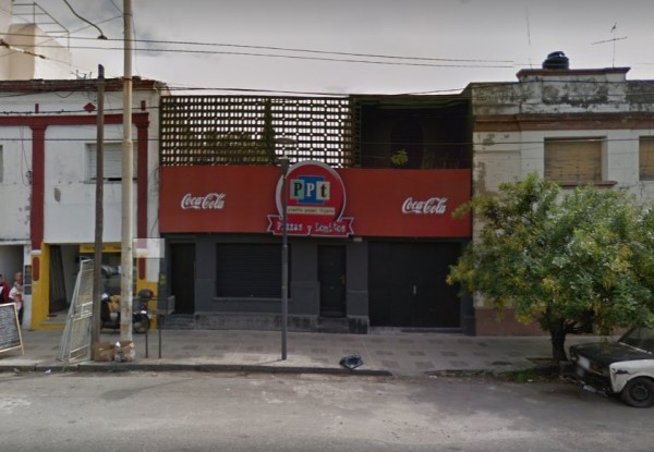 Edificio con fachada roja y logo 