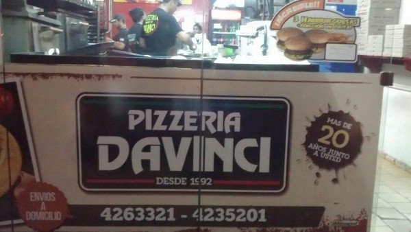 Pizzería Da Vinci: fachada con logo, empleados trabajando y cartel de hamburguesas. Más de 20 años de experiencia.