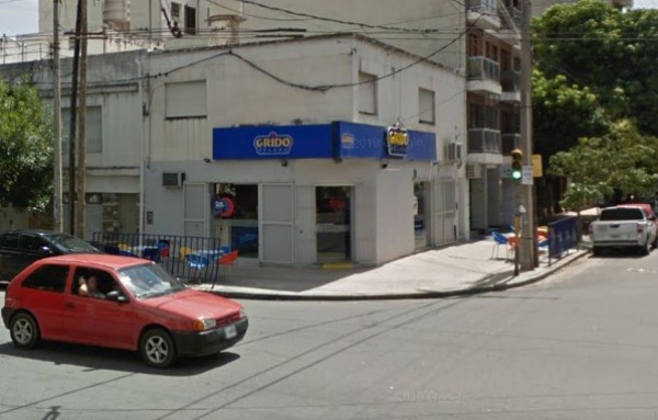 Edificio blanco con fachada azul 