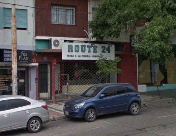 Edificio rojo con local 