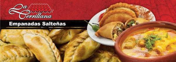 Empanadas salteñas doradas y rellenas, acompañadas por salsa picante y una bebida caliente.