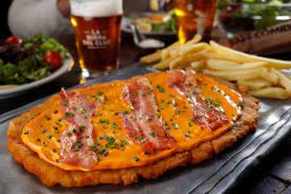 Milanesa con queso y bacon, acompañada de papas fritas y cerveza en 
