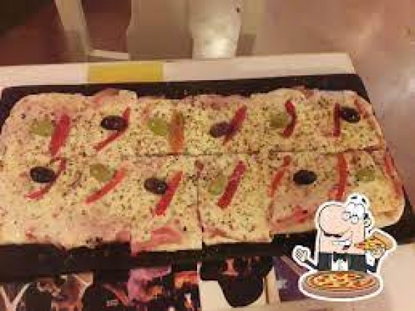 Pizza rectangular con aceitunas y tomate en bandeja negra. Logo de chef sosteniendo pizza en esquina inferior derecha.