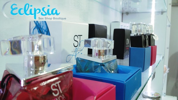 Vitrina de Eclipsia Sex Shop Boutique con perfumes y productos eróticos en cajas coloridas.