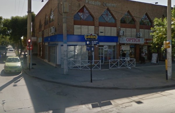 Edificio con fachada de ladrillo y tiendas 