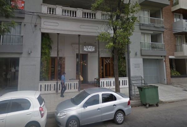 Edificio con balcones y entrada de 