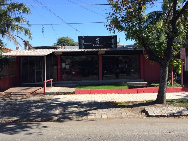 Edificio rojo con letrero negro 