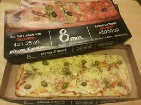 Pizza rectangular con aceitunas y queso, caja negra de 