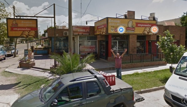 Hombre con brazos levantados frente a 