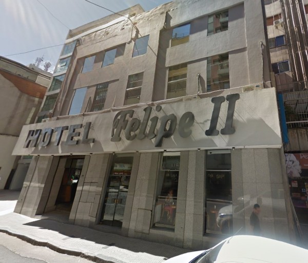 Hotel Felipe II: fachada moderna con letras grandes, ventanas y entrada principal en edificio urbano.