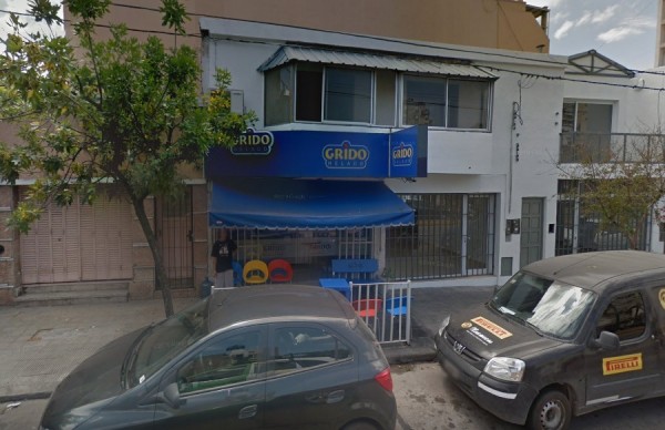Edificio blanco con toldo azul 
