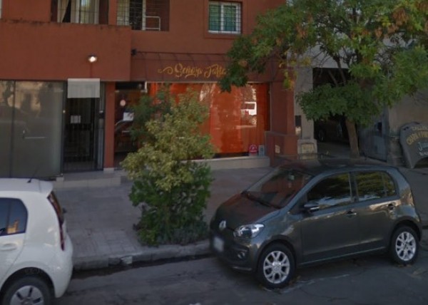 Edificio rojo con entrada 