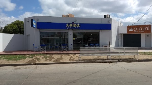 Edificio blanco con fachada azul y logo 