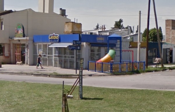 Edificio blanco con azul 