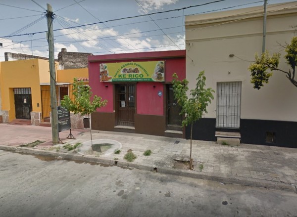 Edificio rosa con letrero 