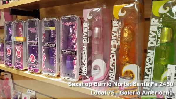 Estante con productos sexuales en cajas transparentes. Sexshop Barrio Norte, Santa Fe 2450, Local 75, Galería Americana.