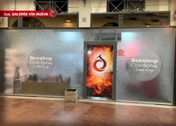 Tienda Sexshop Córdoba en Galería Vía Nueva, con vidrios decorados y cartel luminoso en la entrada principal.
