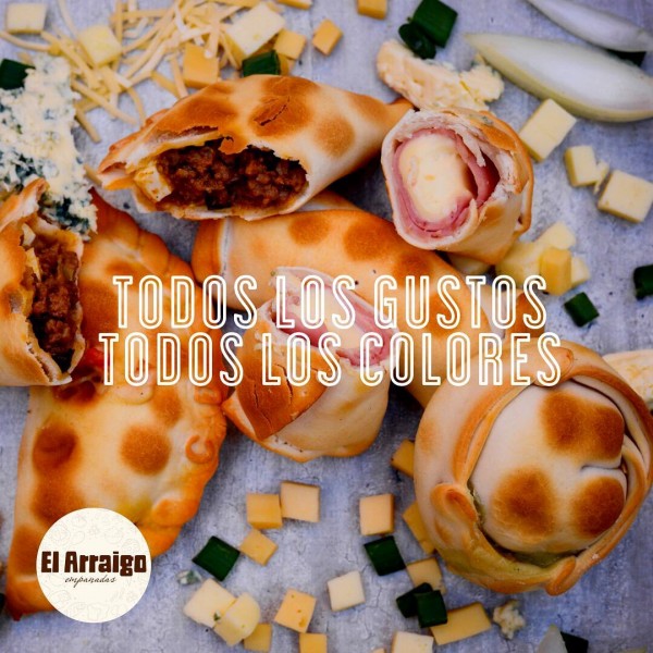 Empanadas variadas con rellenos visibles, acompañadas de queso y cebolla. Texto: 