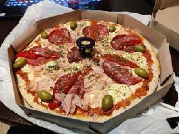 Pizza Margarita: sabrosa pizza con jamón, aceitunas y queso derretido, servida en caja abierta sobre mesa blanca.