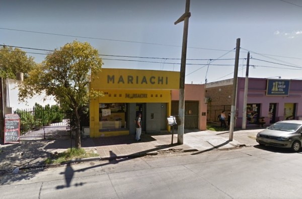 Local amarillo con letrero 