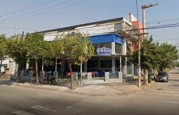 Edificio con fachada azul y letras 