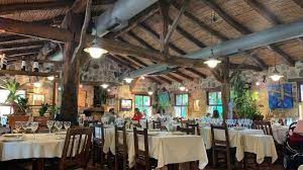 Rancho Viejo: Restaurante rústico con techos altos, mesas blancas y decoración campestre. Ambiente acogedor y elegante.
