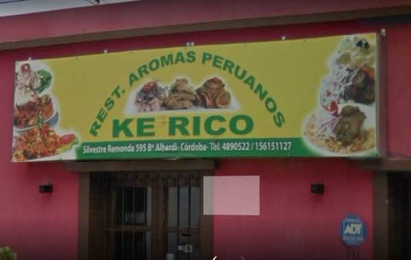 Restaurante Ke Rico con fachada roja y cartel amarillo que muestra platos peruanos variados.
