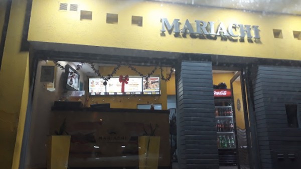 Fachada amarilla y negra del restaurante 