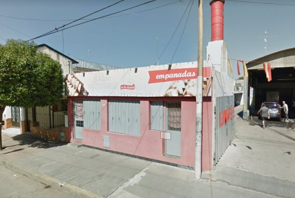 Edificio rosa con letrero 