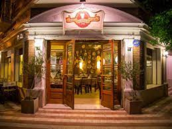 Entrada iluminada de Don Rogelio, restaurante con fachada clásica y puertas abiertas mostrando interior acogedor.