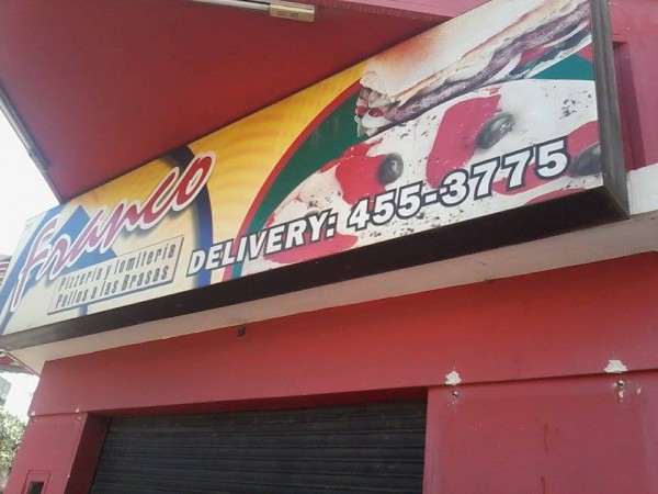 Pizzerías Franco: fachada roja con letrero colorido anunciando delivery y variedad de comidas. Teléfono visible.